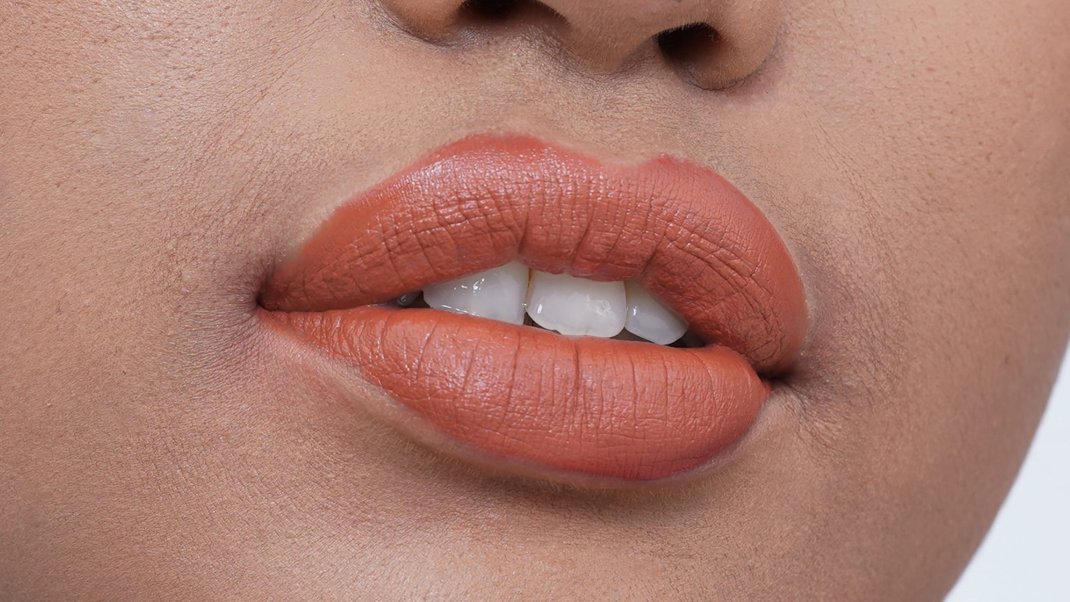 Rekomendasi Warna Lipsti Yang Tepat Untuk Bibir Tebal Les Lumierés